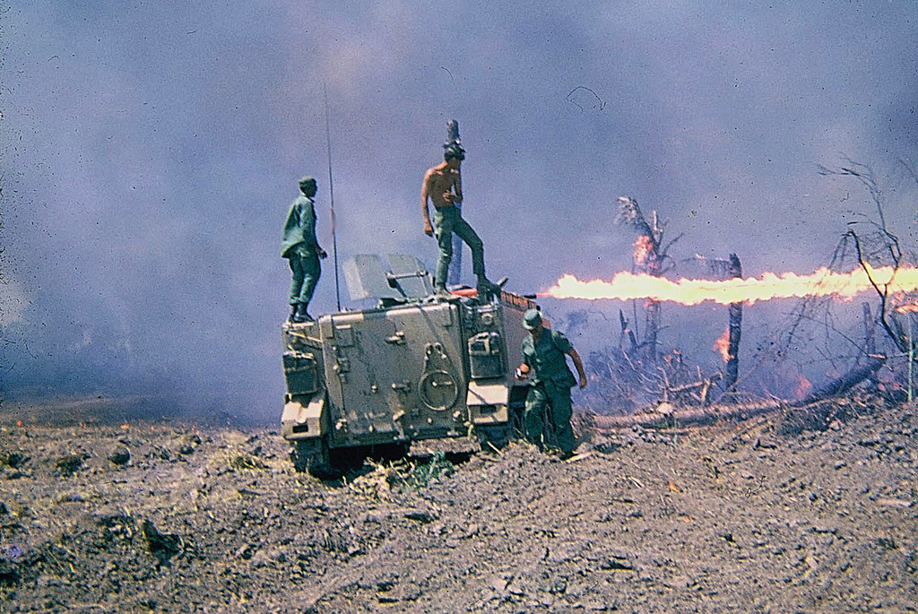 Được nâp cấp từ xe thiết giáp M113, thiếp giáp M132 được trang bị một súng phun lửa M10-8. Ảnh: 15thengineer.