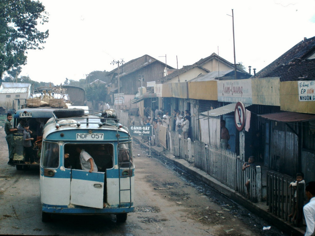 Những chiếc xe khách trên con đường gần bến xe ở Mỹ Tho. Ảnh: Clyde C. Fletcher.