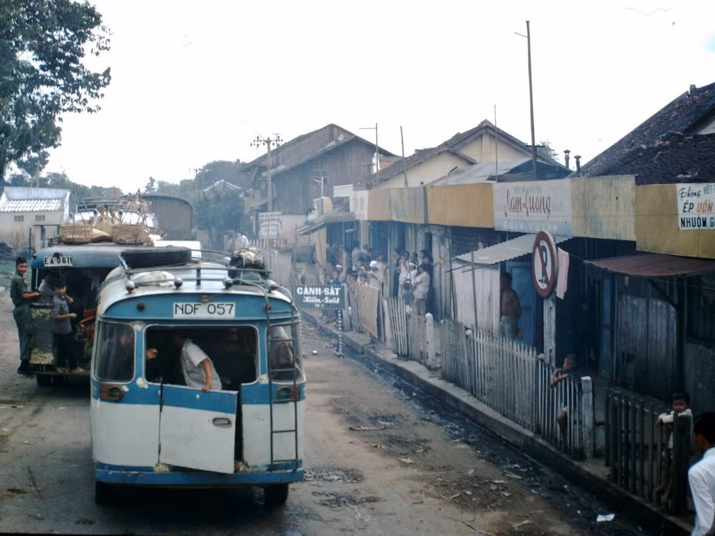 Những chiếc xe khách trên con đường gần bến xe ở Mỹ Tho. Ảnh: Clyde C. Fletcher.