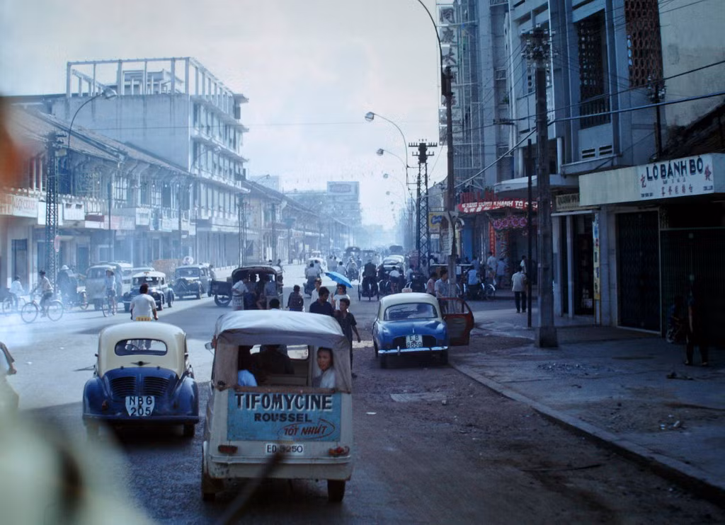 Những chiếc taxi "con cóc" hai màu xanh - trắng đặc trưng của Sài Gòn gần ngã tư Đồng Khánh (nay là Nguyễn Trãi) - An Bình, khu vực Chợ Lớn. Ảnh: Clyde C. Fletcher.