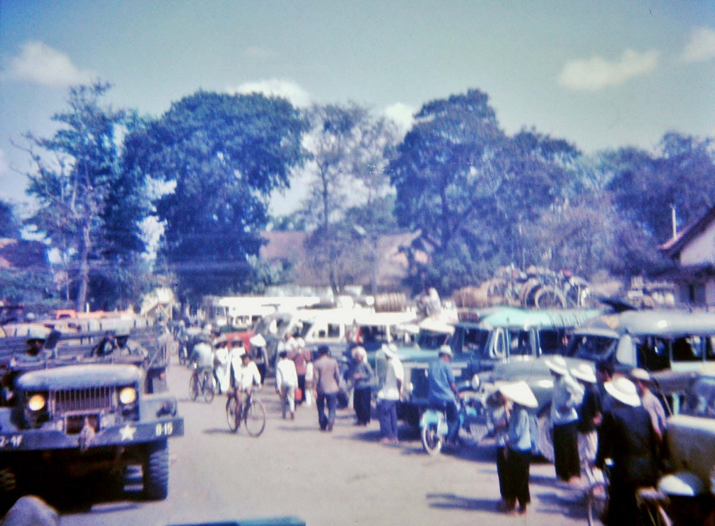 Khung cảnh nhộn nhịp tại bến xe của thị xã Mỹ Tho năm 1967. Ảnh: Clyde C. Fletcher.
