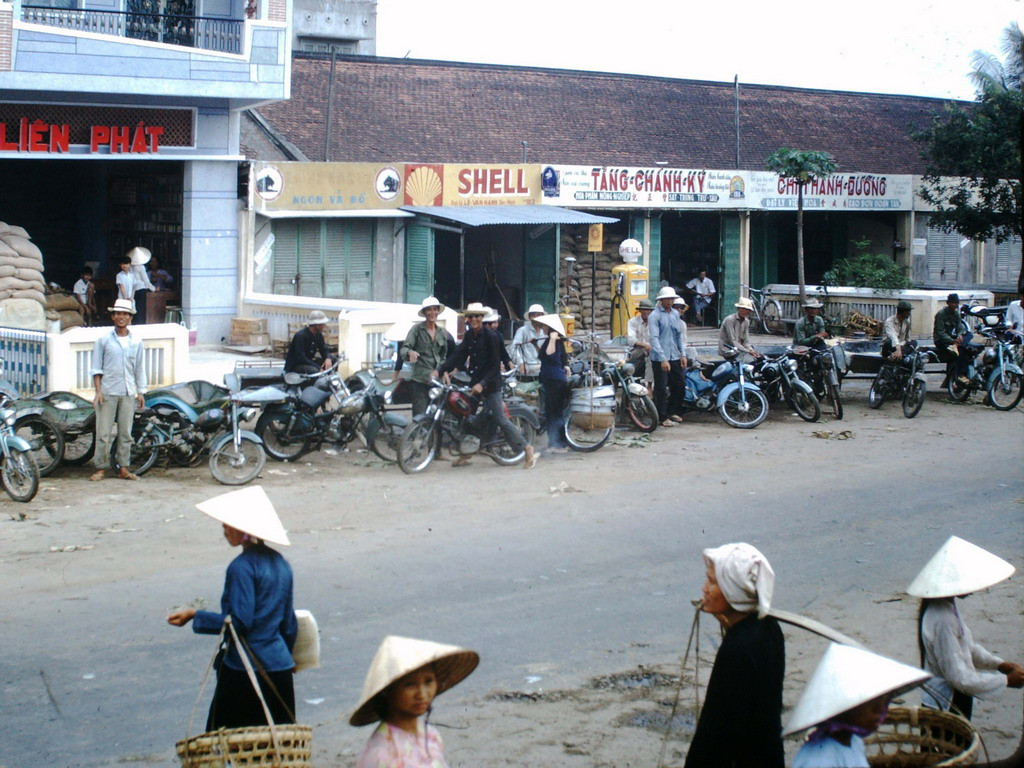 Những chiếc xe máy đỗ la liệt bên ngoài trạm xăng Shell ở thị trấn Thạnh Hóa, Long An năm 1967. Hãng Shell của Mỹ là nhà phân phối xăng dầu lớn nhất miền Nam trước năm 1975. Ảnh: Clyde C. Fletcher.