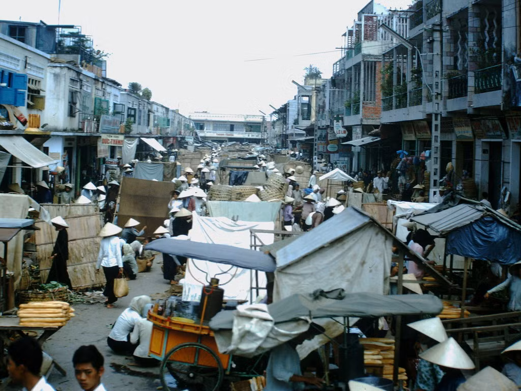 Cảnh họp chợ trên đường ở thị xã Mỹ Tho năm 1967. Ảnh: Clyde C. Fletcher.