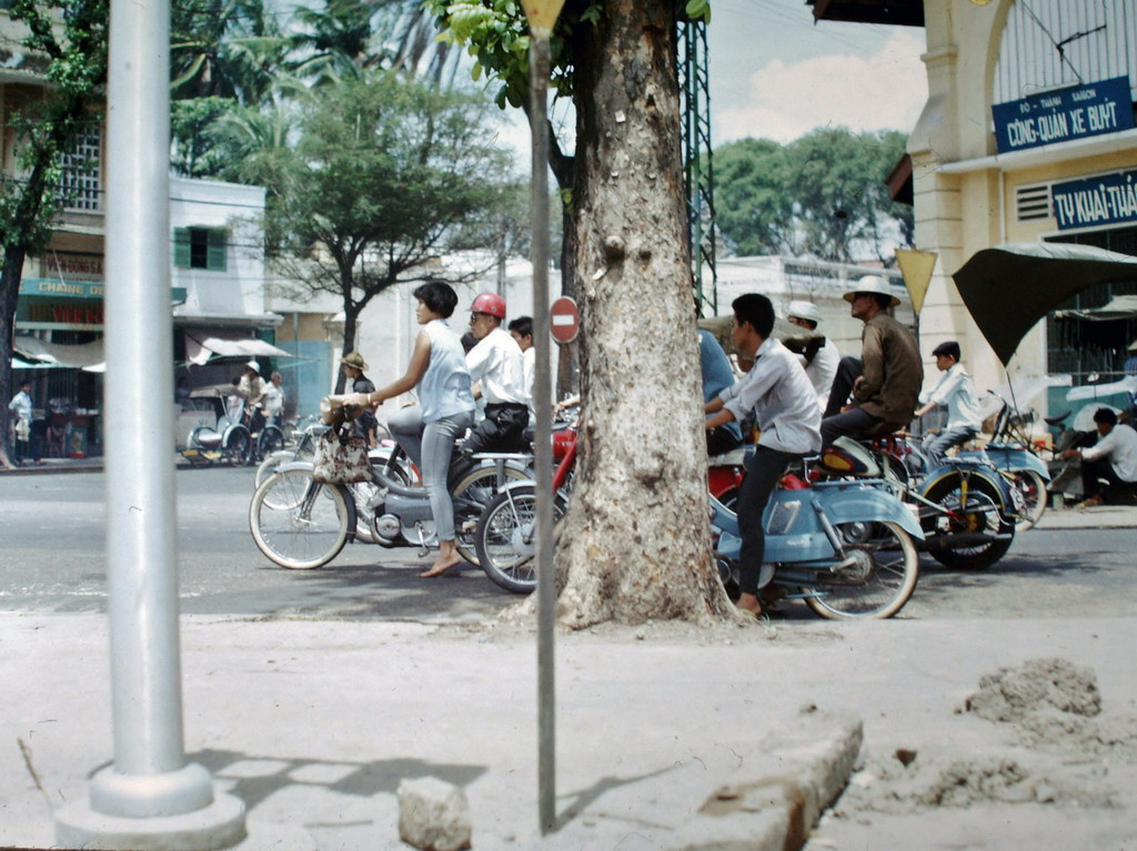 Khung cảnh ở góc Lê Lợi - Pasteur với nhiều loại xe gắn máy khác nhau. Khu nhà "Công quán xe buýt" ở bên phải nay là tòa nhà Saigon Center. Ảnh: Clyde C. Fletcher.