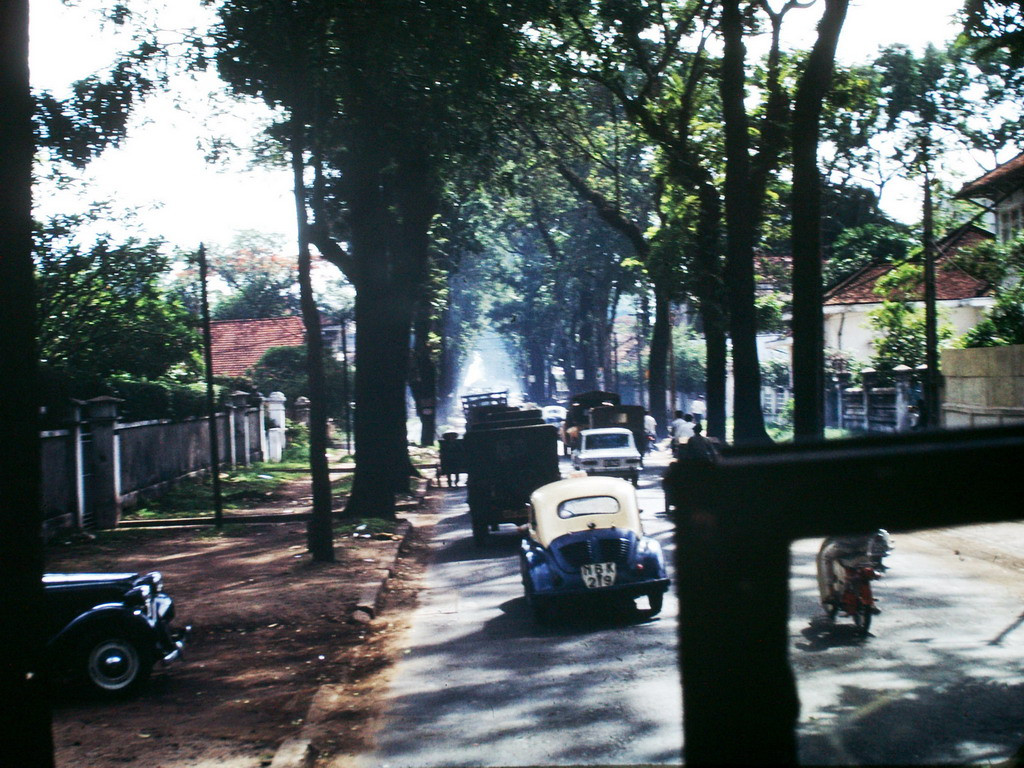 Một con đường ở Sài Gòn năm 1967 nhìn từ trên một xe quân sự của Mỹ. Ảnh: Clyde C. Fletcher.