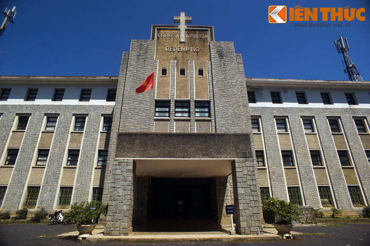 Tòa nhà của Bảo tàng được xây dựng từ năm 1950, ban đầu là giảng đường của một tu viện Công giáo. Sau này tu viện được chuyển đổi thành Phân viện Sinh học, từ năm 2008 là Viện Sinh học Tây Nguyên, trực thuộc Viện Khoa học và Công nghệ Việt Nam.