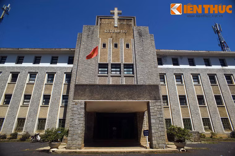 Tòa nhà của Bảo tàng được xây dựng từ năm 1950, ban đầu là giảng đường của một tu viện Công giáo. Sau này tu viện được chuyển đổi thành Phân viện Sinh học, từ năm 2008 là Viện Sinh học Tây Nguyên, trực thuộc Viện Khoa học và Công nghệ Việt Nam.