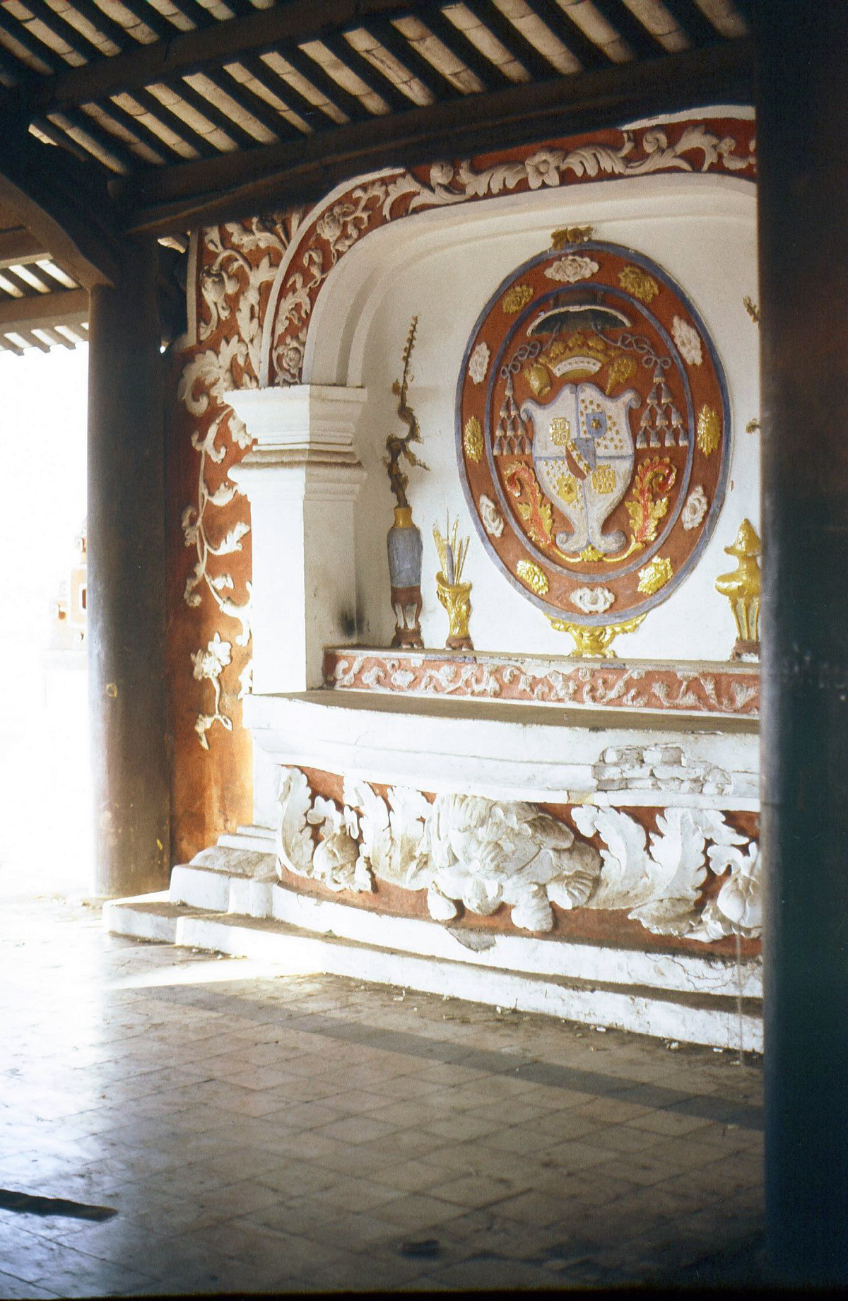 Bên trong Lăng Cha Cả, nơi chôn cất Giám mục Bá Đa Lộc (1741-1799). Đầu thập niên 1980 công trình này đã được giải tỏa và cải táng để mở rộng giao thông, nay là vòng xoay Lăng Cha Cả gần sân bay Tân Sơn Nhất. Ảnh: Peter Stevens Flickr.