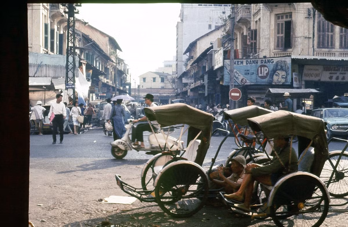 Ngã ba Phan Chu Trinh - Nguyễn An Ninh nhìn từ cửa Tây chợ Bến Thành. Ảnh: Peter Stevens Flickr.