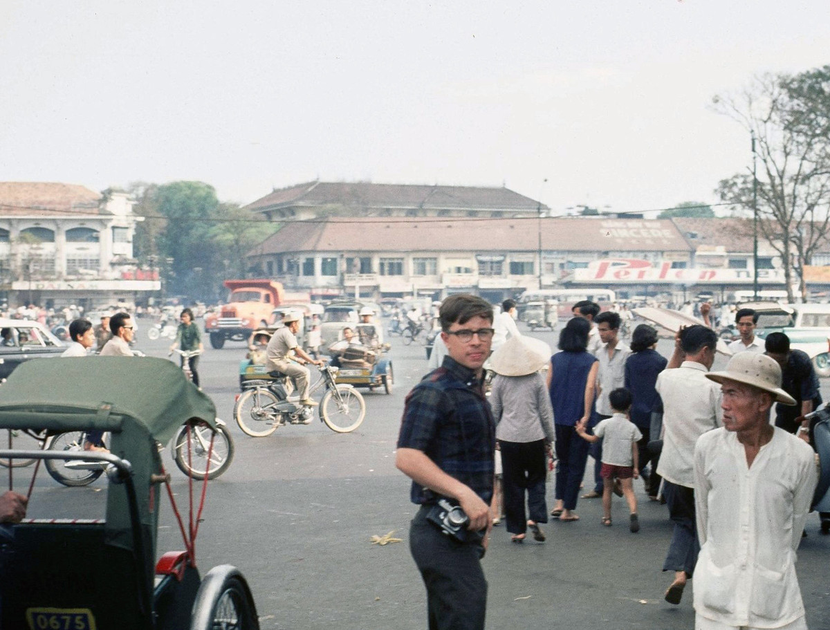 Vòng xoay trước chợ Bến Thành. Người đàn ông đứng giữa bức ảnh là Peter Stevens, người đăng tải loạt ảnh này. Ảnh: Peter Stevens Flickr.