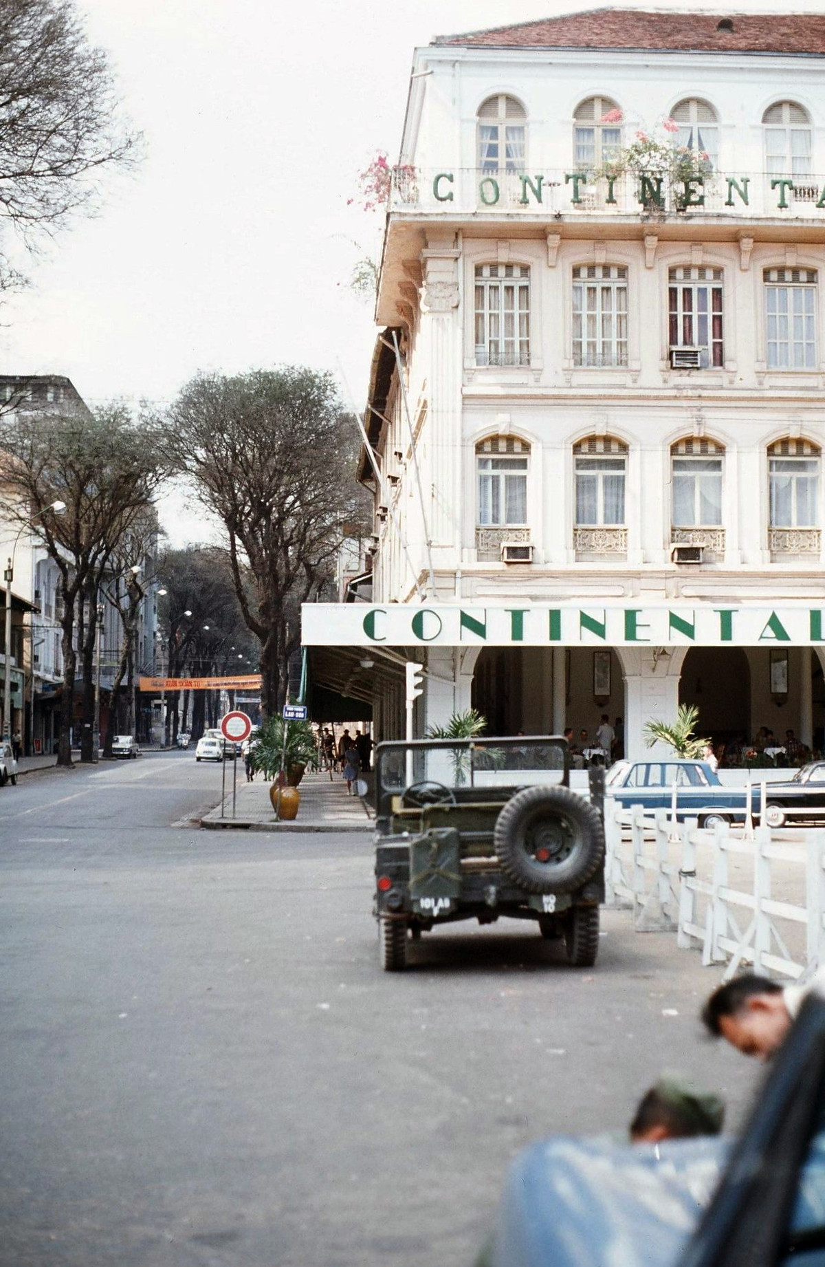 Khách sạn Continental Palace cạnh giao lộ Tự Do (Đồng Khởi) - Lê Lợi, trước nhà Quốc hội, tháng 1/1968. Ảnh: Peter Stevens Flickr.