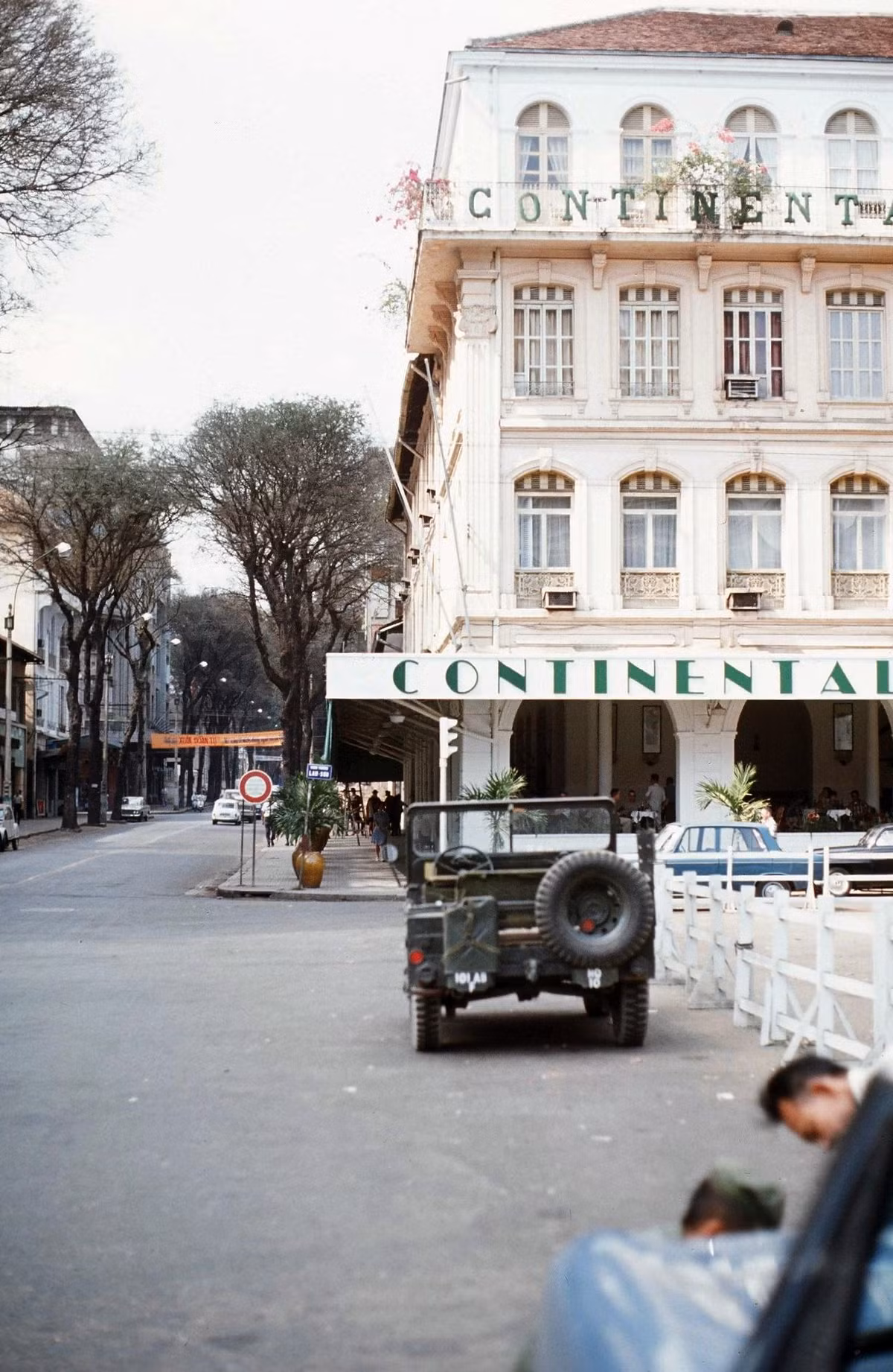 Khách sạn Continental Palace cạnh giao lộ Tự Do (Đồng Khởi) - Lê Lợi, trước nhà Quốc hội, tháng 1/1968. Ảnh: Peter Stevens Flickr.