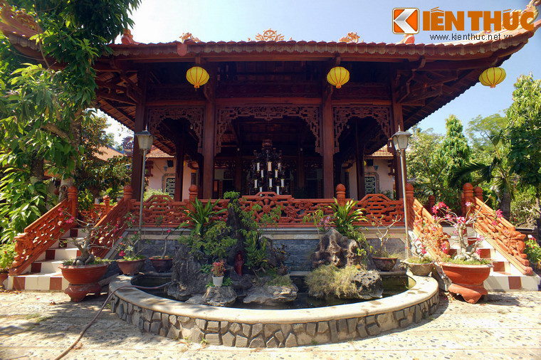 Công trình trung tâm của tu viện Giác Hải là tòa chính điện mang những đường nét kiến trúc Phật giáo truyền thống Việt Nam.