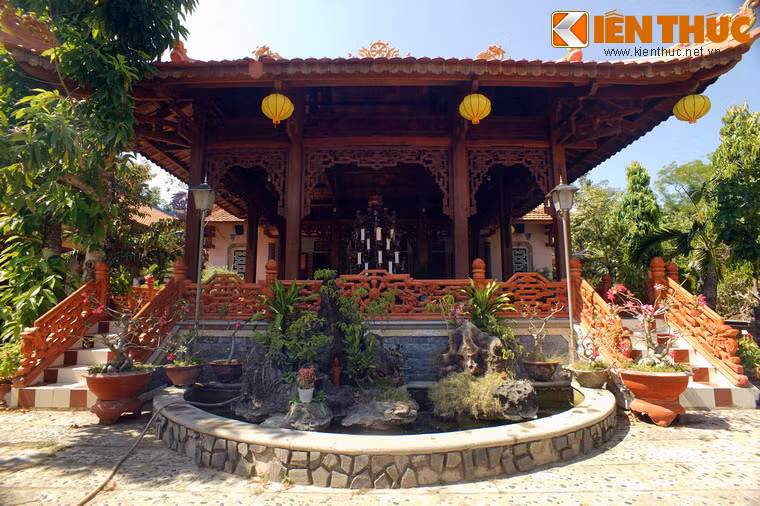 Công trình trung tâm của tu viện Giác Hải là tòa chính điện mang những đường nét kiến trúc Phật giáo truyền thống Việt Nam.