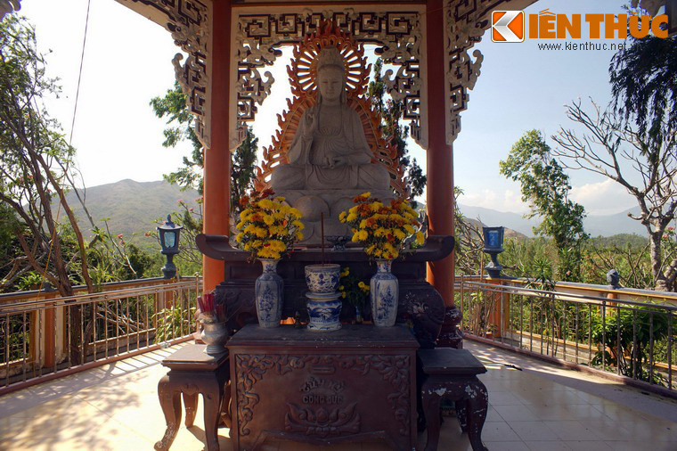 Trong điện Nam hải Quan Âm có pho tượng Quan Thế Âm Bồ Tát đúc bằng thạch cao giản dị và trang nhã.