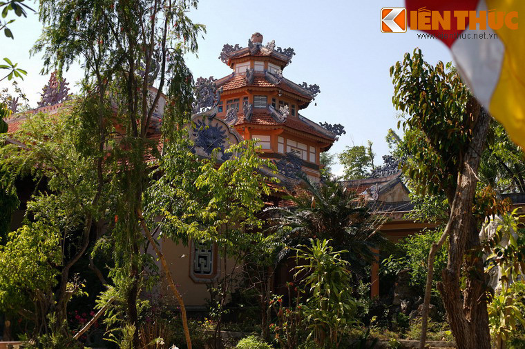 Các công trình khác của chùa Giác Hải là nhà khách, nhà thờ Tổ, khu cư xá của các tu sĩ...