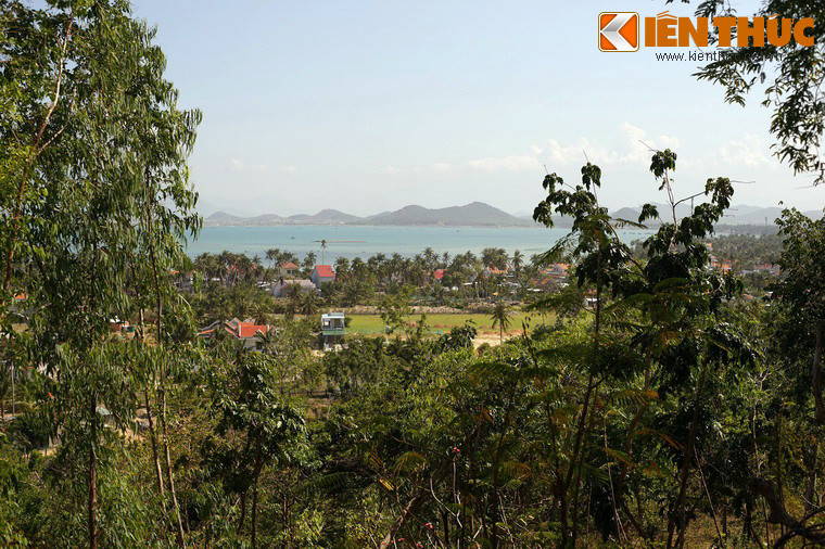 Từ điện Nam hải Quan Âm có thể phóng tầm mắt ra một vùng biển nước mênh mông của vịnh Vân Phong.