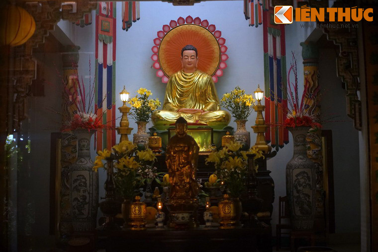 Bên trong chính điện được bái trí tôn nghiêm với bức tượng Đức Phật ở giữa, xung quanh là các vị Bồ tát, La Hán...