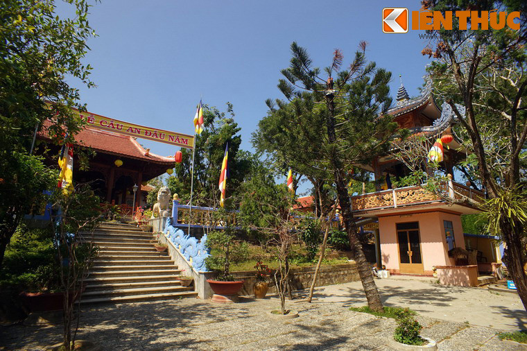 Đây là một tu viện thuộc hệ phái Bắc tông, được Hòa thượng Thích Viên Giác (người huyện Phú Vang, Thừa Thiên – Huế) khai kiến và khánh thành năm 1956, được trùng tu lớn vào năm 1987-1990.