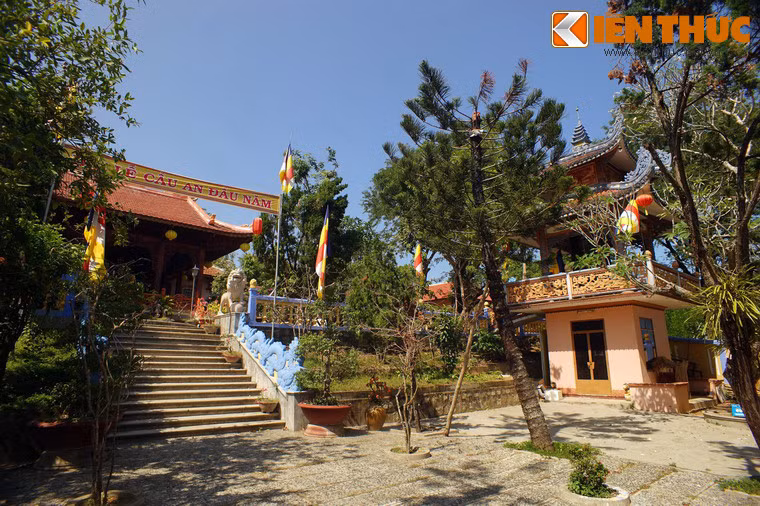 Đây là một tu viện thuộc hệ phái Bắc tông, được Hòa thượng Thích Viên Giác (người huyện Phú Vang, Thừa Thiên – Huế) khai kiến và khánh thành năm 1956, được trùng tu lớn vào năm 1987-1990.