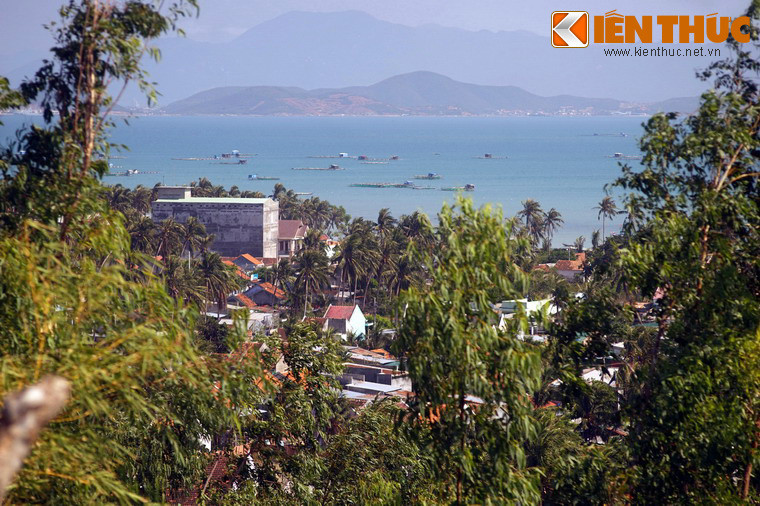 Xa xa trên mặt vịnh có Hòn Hèo án ngự, bên cạnh là núi Chín Cụm, bên tả là Hòn Đò, được ví như lưỡng long triều nguyệt bái yết Phật Đài.