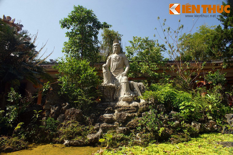 Xen kẽ giữa các khu nhà là vườn cây, tiểu cảnh mang chủ đề Phật giáo được bài trí đẹp mắt.