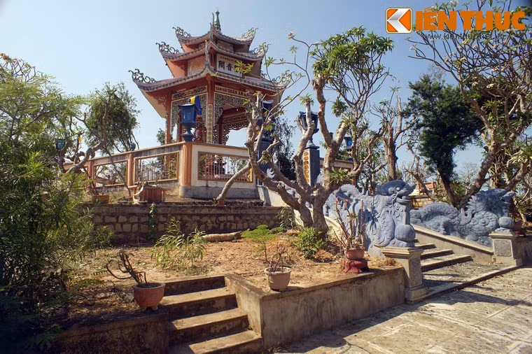 Từ tu viện có lối lên điện Nam hải Quan Âm trên đỉnh núi Ông Sư.