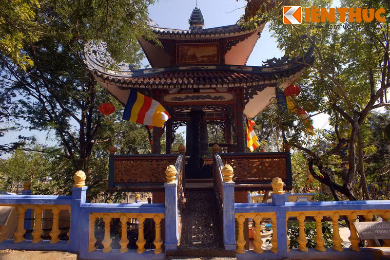 Tháp chuông nằm ở phía trước, chếch về phía bên trái so với chính điện.