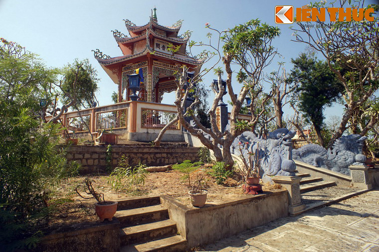 Từ tu viện có lối lên điện Nam hải Quan Âm trên đỉnh núi Ông Sư.