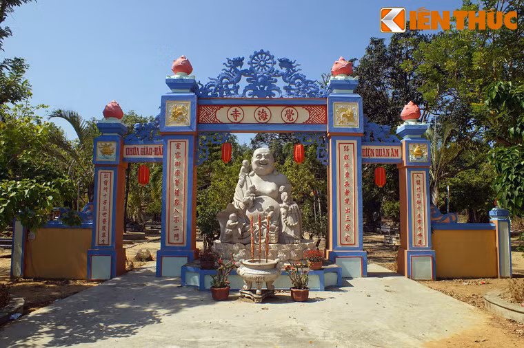 Tọa lạc trên núi Ông Sư, hướng ra vịnh Vân Phong, tu viện Giác Hải (còn gọi là chùa Giác Hải) là một thắng cảnh nổi tiếng của huyện Vạn Ninh ở tỉnh Khánh Hòa.