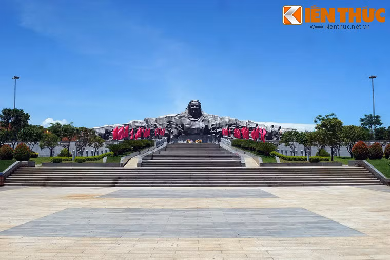 4. Nằm trên núi Cấm thuộc địa phận xã Tam Phú, thành phố Tam Kỳ, tỉnh Quảng Nam, Tượng đài Bà mẹ Việt Nam anh hùng là một công trình kỳ vĩ được xây dựng để khắc ghi công lao của người phụ nữ Việt Nam trong công cuộc bảo vệ tổ quốc.