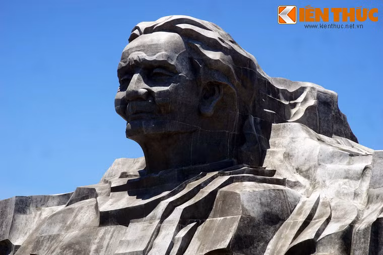 Tượng đài nằm trong khuôn viên có tổng diện tích 15 ha, trung tâm là hình tượng Mẹ Thứ làm bằng chất liệu đá sa thạch, mang hình cánh cung dài trên 100 mét. Bên trong khối tượng là khu bảo tàng với diện tích 400m2, là nơi vinh danh hơn 50.000 Bà Mẹ Việt Nam anh hùng.