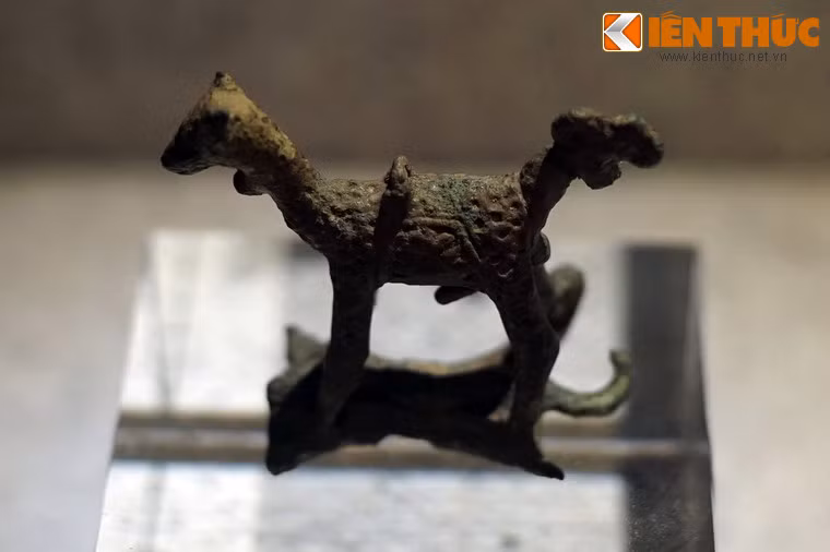 Cho đến nay, các nhà nghiên cứu vẫn chưa thể khẳng định đây là con vật gì, được chế tác nhằm mục đích nào. Các ý kiến cho đây có thể là tượng con hươu, con ngựa, hoặc chó săn....