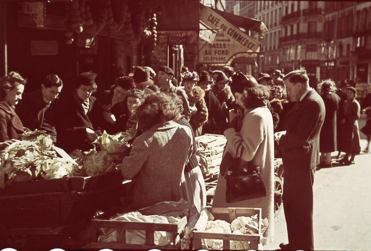 Cảnh mua bán nhộn nhịp tại khu chợ vỉa hè. Ảnh: André Zucca.