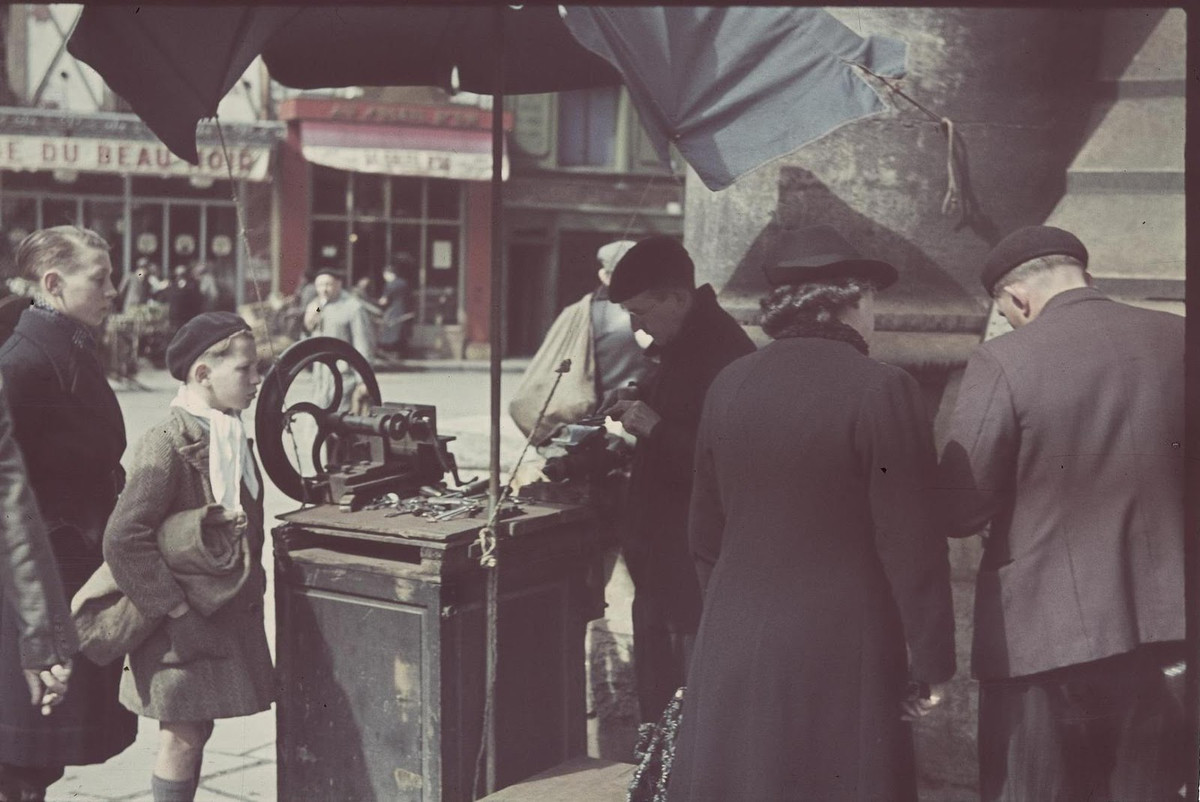 Tiệm sửa khóa trên vỉa hè Paris. Sau khi chiến tranh kết thúc, nhiếp ảnh gia André Zucca - người thực hiện loạt ảnh này - đã bị giam giữ một thời gian vì tội hợp tác với kẻ thù. Ảnh: André Zucca.