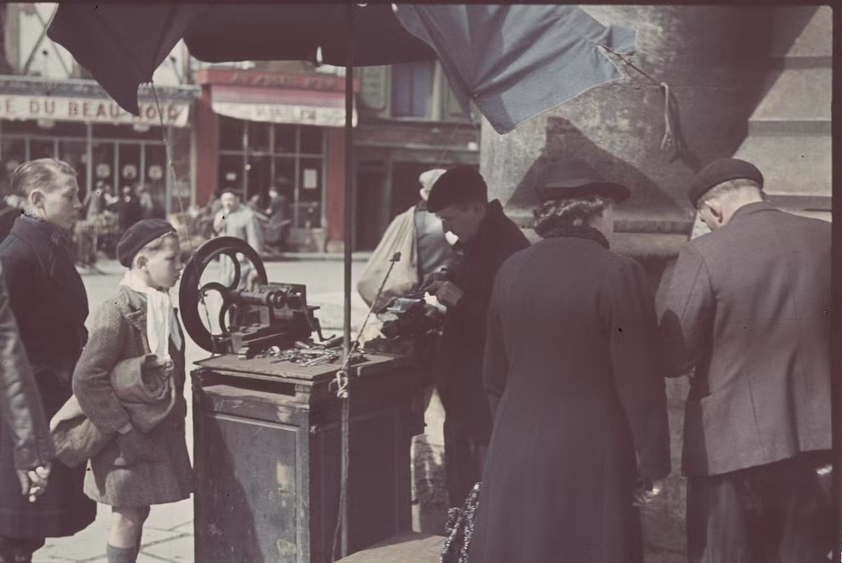 Tiệm sửa khóa trên vỉa hè Paris. Sau khi chiến tranh kết thúc, nhiếp ảnh gia André Zucca - người thực hiện loạt ảnh này - đã bị giam giữ một thời gian vì tội hợp tác với kẻ thù. Ảnh: André Zucca.