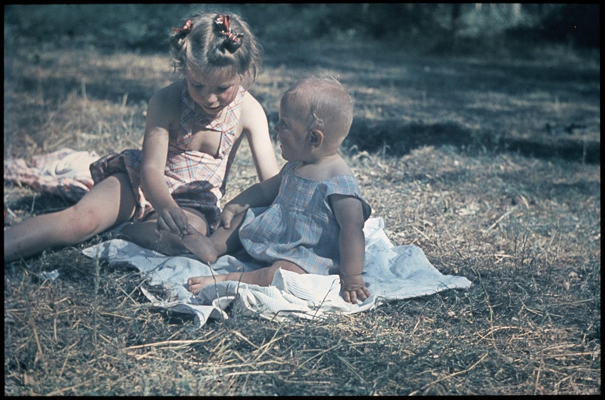 Trẻ em tắm nằng trong công viên. Do được in trên ấn phẩm tuyên truyền của Phát xít Đức, các bức ảnh đều thể hiện một cuộc sống đầy bình yên của Paris. Ảnh: André Zucca.