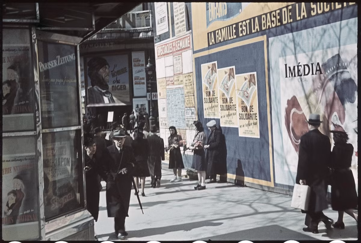 Người dân qua lại nhộn nhịp tại một khu phố thương mại. Không có dấu hiệu gì cho thấy đây là một thành phố đang bị quân Phát xít chiếm đóng. Ảnh: André Zucca.