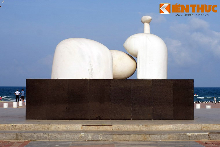 Theo đánh giá của các nhà phê bình nghệ thuật, "Mẹ Âu Cơ" ở Đà Nẵng là tác phẩm đẹp ở sự cô đọng về ý tưởng, hiện đại về hình thức trong một ngôn ngữ điêu khắc mang tính tượng trưng và hài hòa với cảnh quan của công viên Biển Đông.