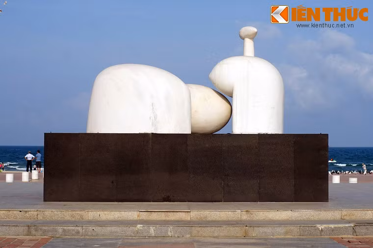 Theo đánh giá của các nhà phê bình nghệ thuật, "Mẹ Âu Cơ" ở Đà Nẵng là tác phẩm đẹp ở sự cô đọng về ý tưởng, hiện đại về hình thức trong một ngôn ngữ điêu khắc mang tính tượng trưng và hài hòa với cảnh quan của công viên Biển Đông.