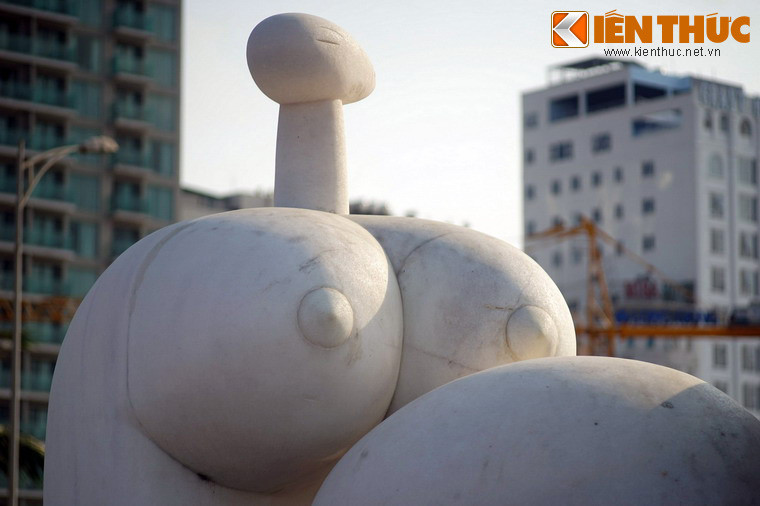 Tác phẩm Mẹ Âu Cơ được hoàn thành trong 45 ngày. Đúng nửa đêm 30/6/2007, các khối đá trắng được đặt đúng vị trí. 7h30 phút sáng ngày 1/7/2007, Bí thư Nguyễn Bá Thanh đến chứng kiến sự hoàn công, bắt tay nhà điêu khắc, hai người đều im lặng.