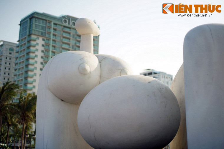 Bài viết cho biết, năm 2006, trong một chuyến vào Đà Nẵng, khi đứng ở bãi biển đầu đường Phạm Văn Đồng, ông Lê Công Thành đã lặng người đi và bảo đây là “huyệt đạo” thiêng của Đà Nẵng. Đầu năm 2007, ông về Đà Nẵng và quyết tâm dựng tượng Người mẹ và bọc trứng – Mẹ Âu Cơ ở quê nhà.