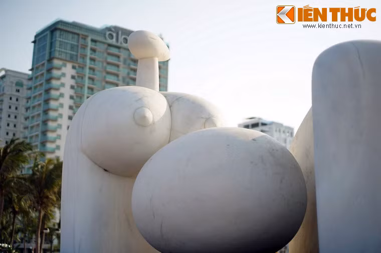 Bài viết cho biết, năm 2006, trong một chuyến vào Đà Nẵng, khi đứng ở bãi biển đầu đường Phạm Văn Đồng, ông Lê Công Thành đã lặng người đi và bảo đây là “huyệt đạo” thiêng của Đà Nẵng. Đầu năm 2007, ông về Đà Nẵng và quyết tâm dựng tượng Người mẹ và bọc trứng – Mẹ Âu Cơ ở quê nhà.