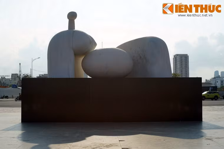 Ngày 8/5/2007, ông Thành gặp Bí thư Đà Nẵng Nguyễn Bá Thanh và trình bày ý tưởng xây tượng. Ông không đòi hỏi kinh phí, chỉ yêu cầu thành phố cho đặt tượng ở đúng vị trí ông yêu cầu, để ông định ngày giờ đặt tượng lên bệ. Nếu thành phố không ưng thì ông sẽ dời tượng, không đòi hỏi đền bù.