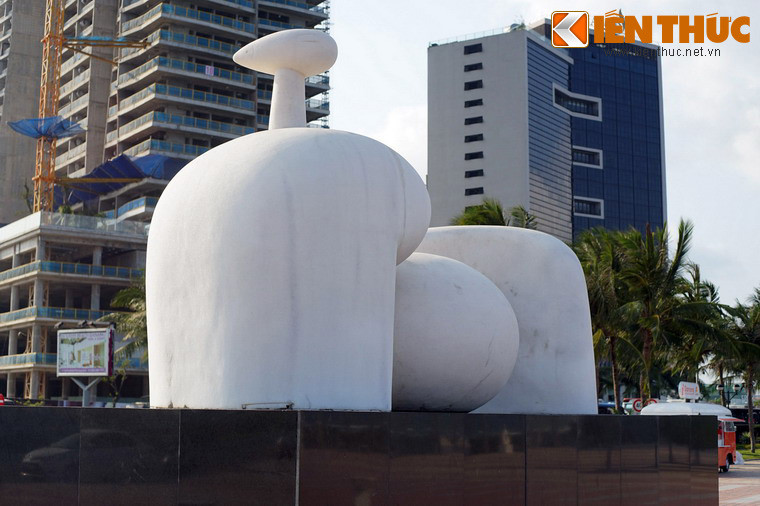 Bên cạnh đó, tác phẩm còn có mang một ý nghĩa hướng về nguồn cội sâu sắc khi khắc họa hình ảnh Mẹ Âu Cơ - nhân vật huyền thoại có thể được coi là người phụ nữ Việt Nam đầu tiên hiện diện trong lịch sử dân tộc và trong tâm linh của những người con nước Việt.