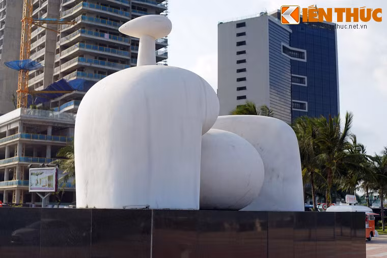 Bên cạnh đó, tác phẩm còn có mang một ý nghĩa hướng về nguồn cội sâu sắc khi khắc họa hình ảnh Mẹ Âu Cơ - nhân vật huyền thoại có thể được coi là người phụ nữ Việt Nam đầu tiên hiện diện trong lịch sử dân tộc và trong tâm linh của những người con nước Việt.