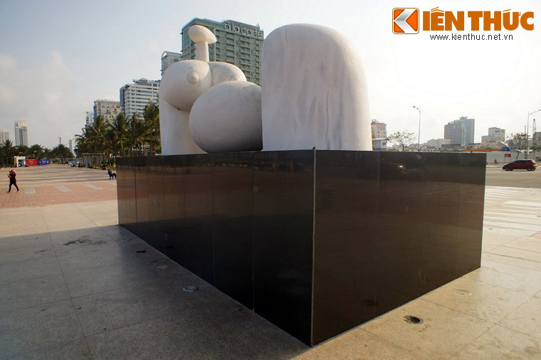 Tượng được tạo tác với các hình khối đơn giản, thể hiện hình ảnh hai bầu vú no tròn bao bọc một quả trứng to, đặt trên bệ tượng hình hộp, ốp đá hoa cương đen, mỗi chiều khoảng 3 mét. Bức tượng không ghi tên tác phẩm, tác giả, thường được người dân địa phương gọi là tượng Mẹ Âu Cơ.