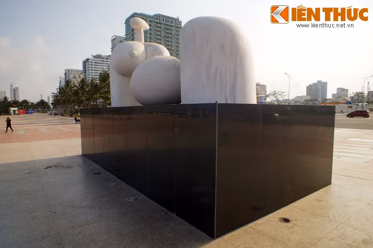 Tượng được tạo tác với các hình khối đơn giản, thể hiện hình ảnh hai bầu vú no tròn bao bọc một quả trứng to, đặt trên bệ tượng hình hộp, ốp đá hoa cương đen, mỗi chiều khoảng 3 mét. Bức tượng không ghi tên tác phẩm, tác giả, thường được người dân địa phương gọi là tượng Mẹ Âu Cơ.