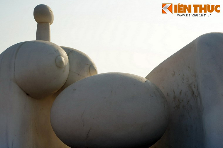 Ông Nguyễn Bá Thanh đã chấp nhận và giao cho các cơ quan, doanh nghiệp liên quan thực hiện các yêu cầu liên quan đến tác phẩm của nhà điêu khắc. Ông Thành đã tự đi mua vật liệu, cho dựng lán trại che kín bốn phía tại công trường và huy động các nghệ nhân, thợ đá đục đẽo suốt ngày đêm.