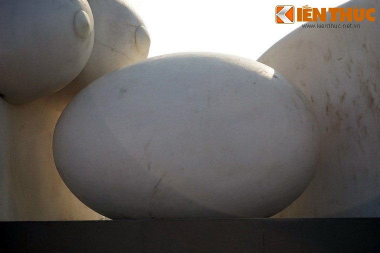 Được biết, ông Lê Công Thành sinh năm 1931, là một nhà điêu khắc nổi tiếng với nhiều bức tượng ngoài trời được dựng khắp đất nước. Ông thường không đặt tên các bức tượng của mình, để người dân có thể tự đặt tên.